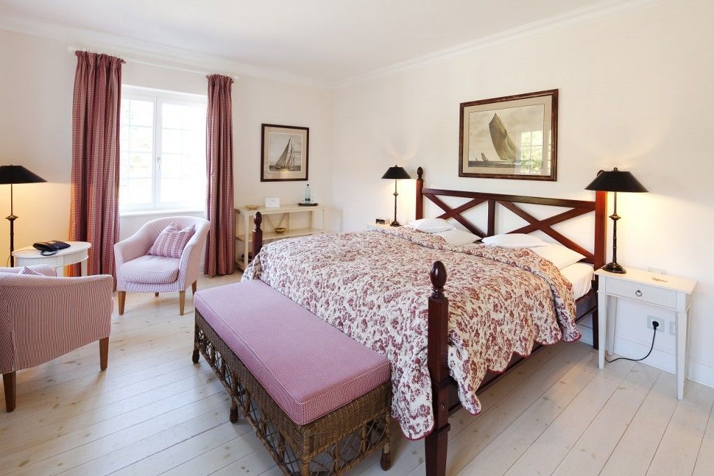 Dorfblick Zimmer - Merlot.jpg