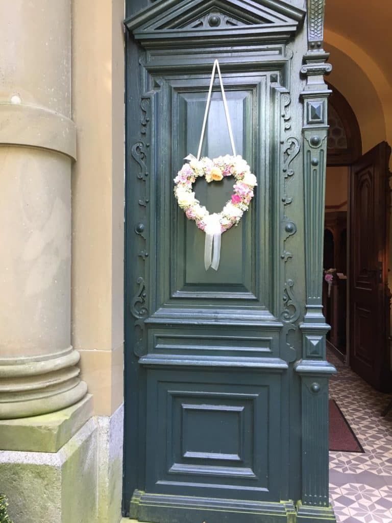 PankerTuerMitBlumenherz-768x1024 Fotorechte Güterverwaltung Panker.jpeg